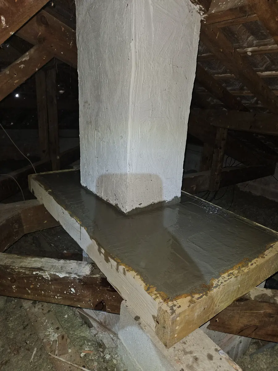 Dalle béton en comble. Coffrage et coulage autour d'une souche de cheminée.