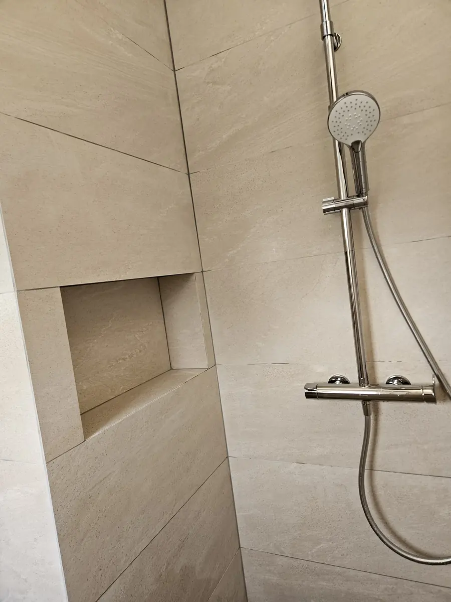 Douche à l'italienne. Niche carrelée dans l'épaisseur du mur.