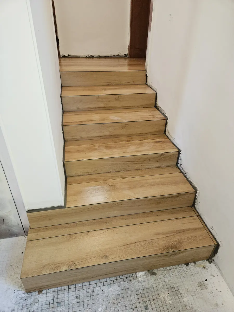 Escalier carrelé imitation bois