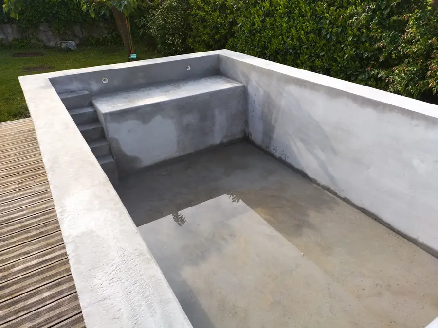 Piscine en béton avec escalier et banquette