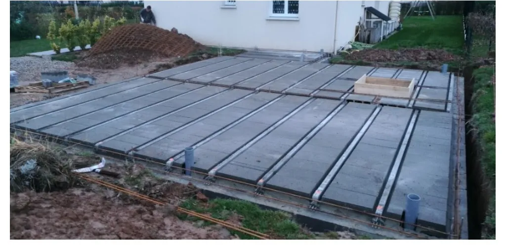Plancher poutrelles-hourdis. Entrevous posés et treillis en attente de coulage.