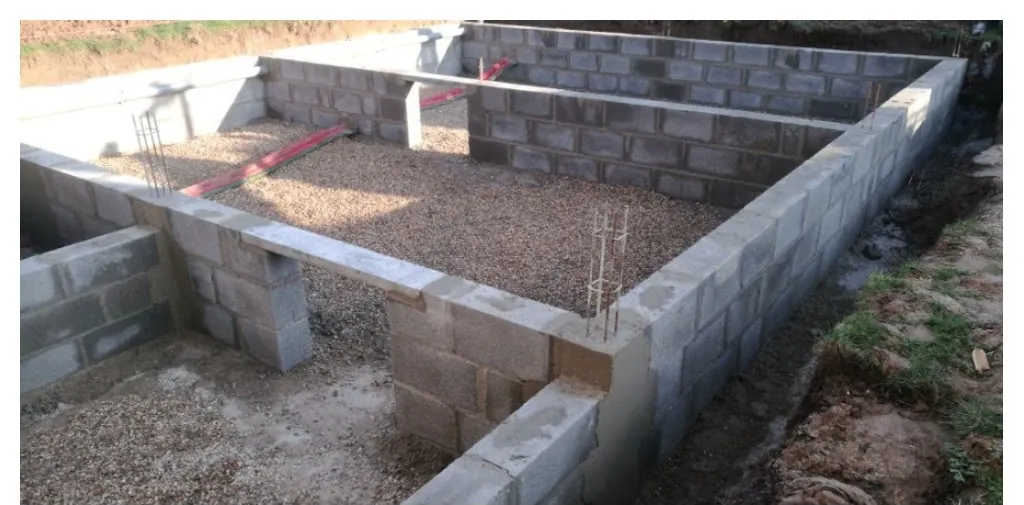 Vide sanitaire. Murs de soubassement et appuis avant pose du plancher.